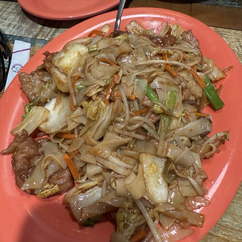Stir-fried thick noodles with beef Stir-fried thick noodles with beef