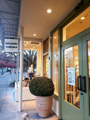 Williams-Sonoma by null