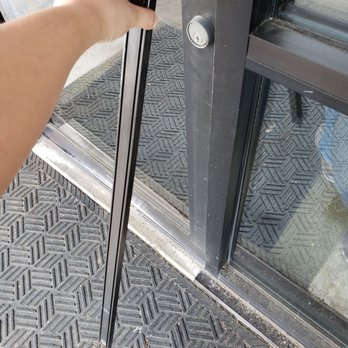New York Vinny's Pizza - Broken door handle - Pizza Near Me - Lacey, Washington