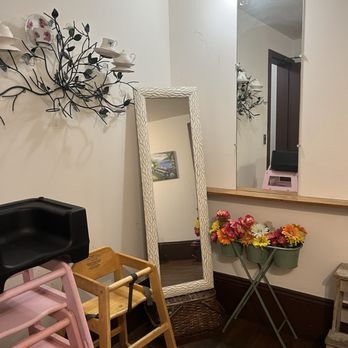 Tea at 1024 - Women's bathroom - Tea Rooms Near Me - Honolulu, Hawaii