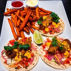 Tacos croustillants, garnitures fraîches et frites de patates douces.  

Crispy tacos, fresh toppings & sweet potato fries.