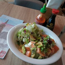 Café Leopold - Salmon poke bowl (9.50 euros)