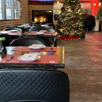 Double Ai - Nice little fireplace and a beautiful tree for the season! - Chinese Near Me - Wayne, New Jersey