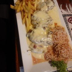Restaurant Athos - Onassis: Schweinefilet gefüllt (Senf, Peperoni, Schafskäse), Speck, Zwiebeln, Sahnesauce, Reis, Pommes