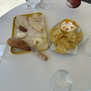 Ashes & Diamonds - Cheese and chips while we taste - Wineries Near Me - Napa, California