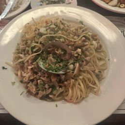 Linguini w/ Clam Sauce Linguini w/ Clam Sauce