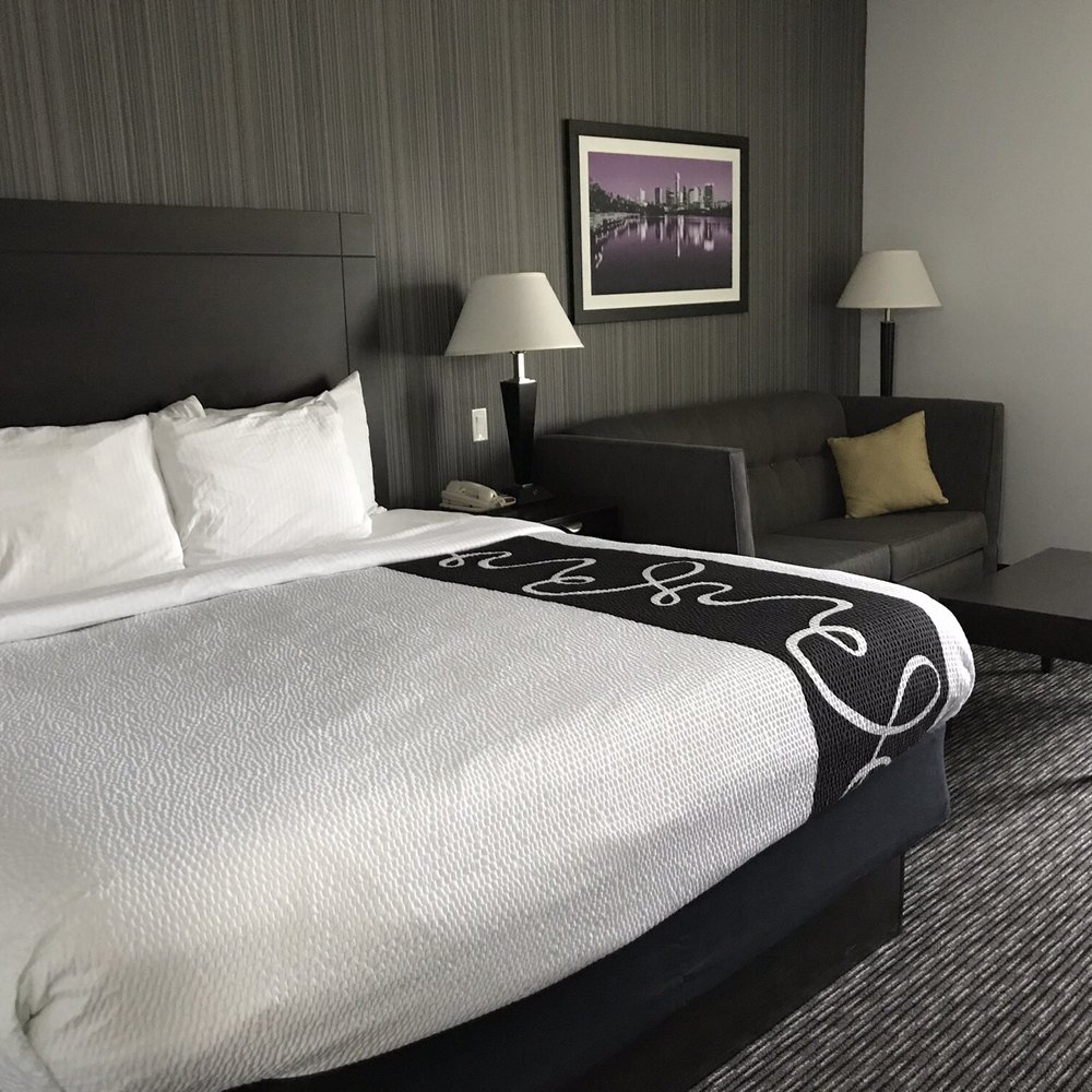La Quinta by Wyndham Austin - Cedar Park - King room with sleeper sofa - Hotels Near Me - Cedar Park, Texas