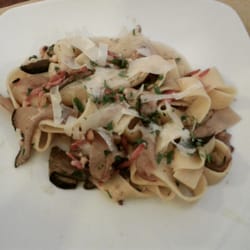 Trattoria Valentino - Tagliatelle ai cardoncelli con parmigiano e speck