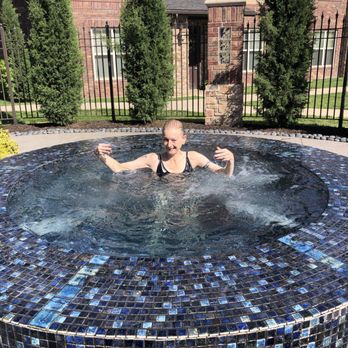 Villas at the Plaza - Enjoying hot tub - Apartments Near Me - Joplin, Missouri
