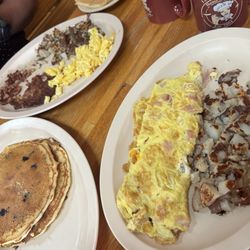 Loly's Restaurant - Ham and cheese omelette. Corned beef hash w eggs. Blueberry pancakes.