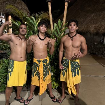 Old Lahaina Luau - Servers - Performing Arts Near Me - Lahaina, Hawaii