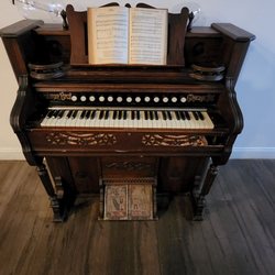 Hunter Arms Hotel - Player piano
