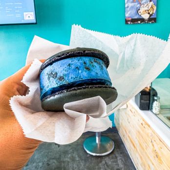 SweetSnow - Cookie Monster Ice Cream Sandwich - Desserts Near Me - Northridge, California SweetSnow - Cookie Monster Ice Cream Sandwich - Desserts Near Me - Northridge, California