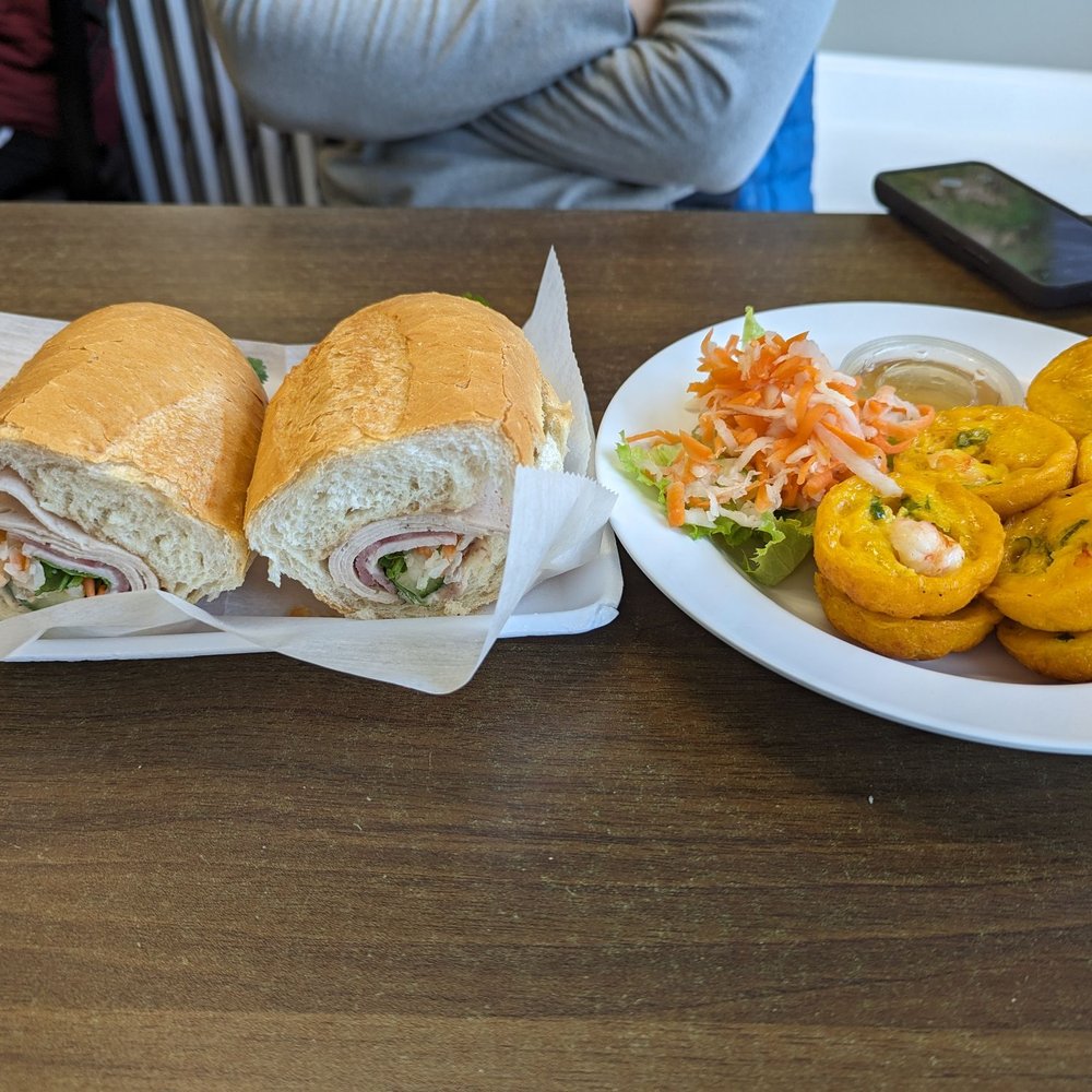 Cold cut banh mi, banh khot Cold cut banh mi, banh khot