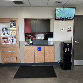 Jiffy Lube - Fancy front office - Oil Change Stations Near Me - Hallandale, Florida Jiffy Lube - Fancy front office - Oil Change Stations Near Me - Hallandale, Florida
