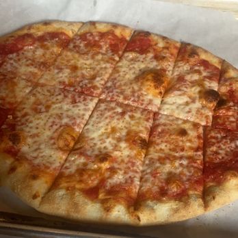 Daddy's Beach Club - a pizza on a pan - Pizza Near Me - Hull, Massachusetts