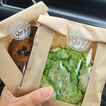 Teas'n You - Trying the lemon blueberry cookie. Pandan crinkle cookie is always good - Bubble Tea Near Me - Vienna, Virginia