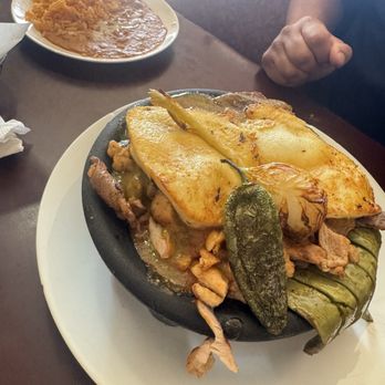 El Guero Mexican Grill - Molcajete de Pollo - Mexican Near Me - Yucca Valley, California El Guero Mexican Grill - Molcajete de Pollo - Mexican Near Me - Yucca Valley, California