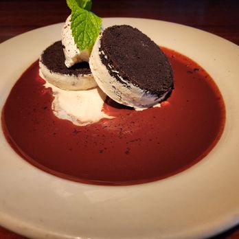 Rutherford Grill - Oreo cookie ice cream sandwich with chocolate sauce. - American Near Me - Rutherford, California