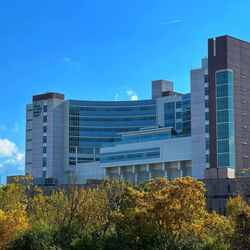 Aurora St Luke's Medical Center - Exterior