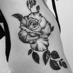 Katy Newport - Rosentattoo Black and Grey auf einer Frau von Katy Newport Tattoo Bamberg