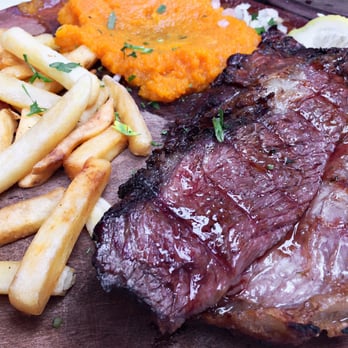 La Colorada - Vacio bien jugoso con papas y pure de calabaza - Steakhouses Near Me - Buenos Aires, C