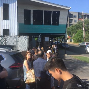 Franklin Barbecue - Thursday hour before open lines up - Barbeque Near Me - Austin, Texas
