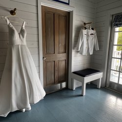 Little Point Clear - Cute hangars to display your wedding outfits