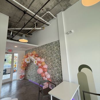 Yeye Jiang - Decor - Bubble Tea Near Me - Pompano Beach, Florida