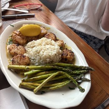 Sandollar Restaurant & Marina - Scallops and asparagus - American Near Me - Jacksonville, Florida