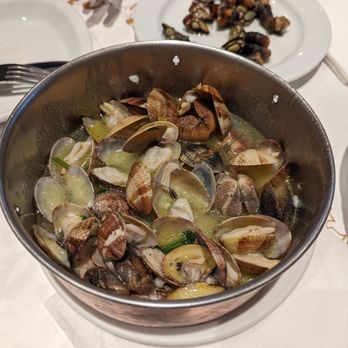 Cervejaria Ramiro - Clams in garlic sauce - Seafood Near Me - Lisbon, 11 Cervejaria Ramiro - Clams in garlic sauce - Seafood Near Me - Lisbon, 11