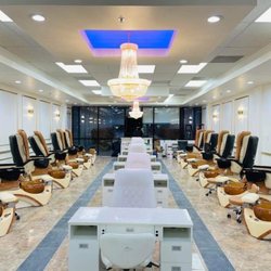 World Nails & Spa