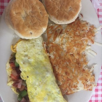 Mckay's Country Kitchen & BBQ - Small omelette with hash browns and biscuits (gravy on the side) - Barbeque Near Me - Commerce, Texas