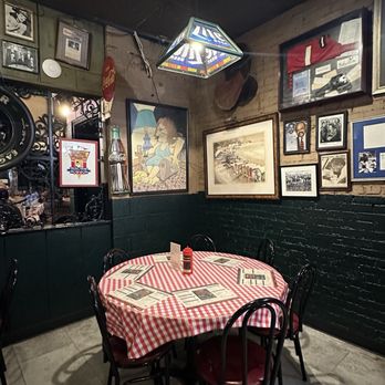 Charlie Vergos' Rendezvous - Barbeque Near Me - Memphis, Tennessee
