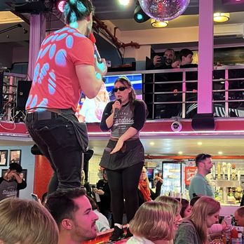 Ellen's Stardust Diner - Dancing in the middle of the diner - Diners Near Me - New York, New York