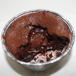 À Table - fondant au chocolat INCROYABLE (offert à tous les clients ce jour là pour s'excuser de l'absence de la semaine d'avant... Adorable!)