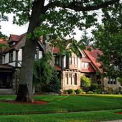Victorian Tudor Inn - Front yard of the Victorian Tudor Inn