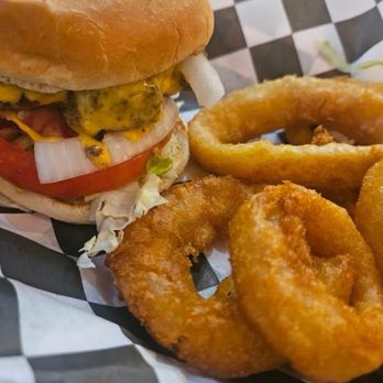 Nick's Grill - Classic cheeseburger with beer-battered onion rings - Burgers Near Me - Pulaski, Tennessee