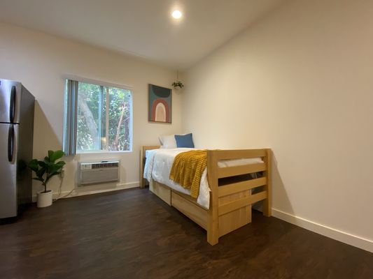 Hollywood Off Vine (Hov) by null