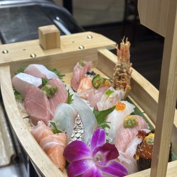 Kusshi - Nigiri and Sashimi Boat - Sushi Bars Near Me - Vienna, Virginia