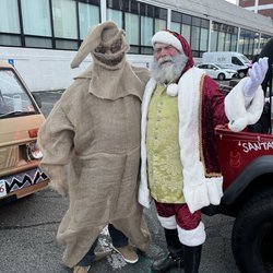 Salem Santa Services - Santa makes friends.