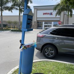 Exterior outside entrance of Petco - The garbage is always overflowing. Gross - Coral Springs, Florida Exterior outside entrance of Petco - The garbage is always overflowing. Gross - Coral Springs, Florida