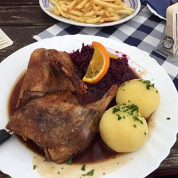 Zum Bayern - Eine halbe Ente "Zum Bayern" mit traditionellen Klößen und Rotkraut.