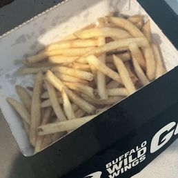 Very small serving of fries for 20 wings