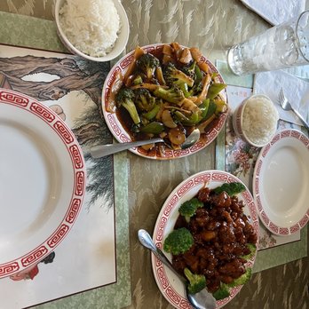 Peking Chinese Restaurant - Top is broccoli in garlic sauce. Bottom is general tso's chicken. Both fabulous - Cantonese Near Me - Tomah, Wisconsin Peking Chinese Restaurant - Top is broccoli in garlic sauce. Bottom is general tso's chicken. Both fabulous - Cantonese Near Me - Tomah, Wisconsin