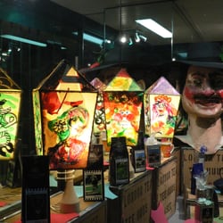 Vorfasnacht in Basel - Kopfladärne Laarve eines Tambourmajors im London Tea House