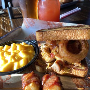 BubbaQue's - Crystal River - Chopped BBQ Chicken sandwich, jalapeño poppers and Mac and cheese - Barbeque Near Me - Crystal River, Florida