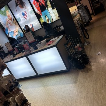 Aéropostale - employees sitting on the counter on their phones :) - Women's Clothing Near Me - Woodstock, Georgia
