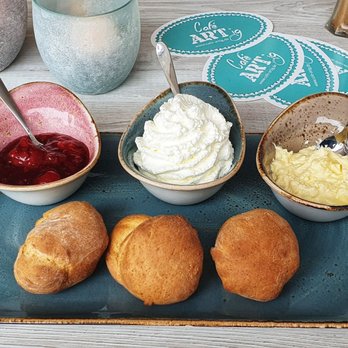 Cafe Artig - Scones mit Clotted Cream, Marmelade und Sahne - Cafes Near Me - Niendorf, HH