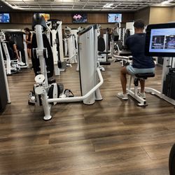 Workout machines with screens shows how much weight you are working on the reps the sets and also how long you're resting. Is so fancy